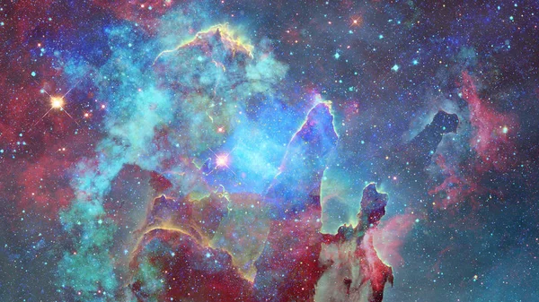 Gekleurde nevel en open sterrenhoop in het heelal. — Stockfoto