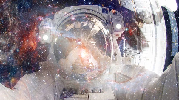 Astronauta en el espacio exterior. Elementos de esta imagen proporcionados por la NASA. — Foto de Stock