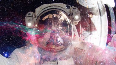 Astronot uzayda. Bilim kurgu sanat. Nasa tarafından döşenmiş bu görüntü unsurları.