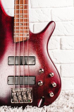Gül ağacı bas elektro gitar portre