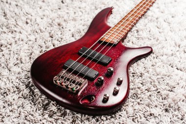 Gül ağacı bas elektro gitar portre
