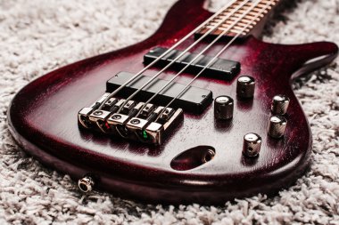 Gül ağacı bas elektro gitar portre