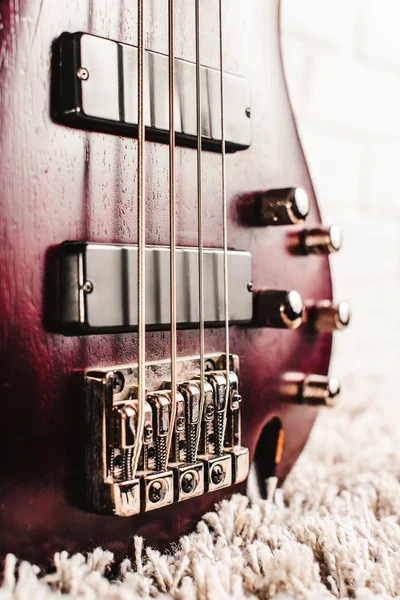 Rosewood baixo guitarra elétrica close-up — Fotografia de Stock