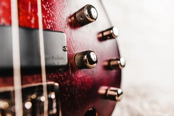 Rosewood baixo guitarra elétrica close-up — Fotografia de Stock