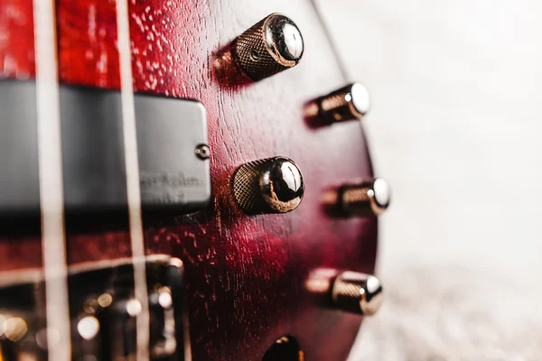 Rozenhout elektrische basgitaar closeup — Stockfoto