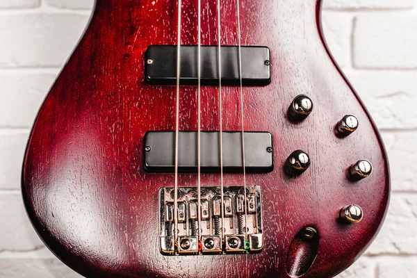 Rosewood baixo guitarra elétrica close-up — Fotografia de Stock