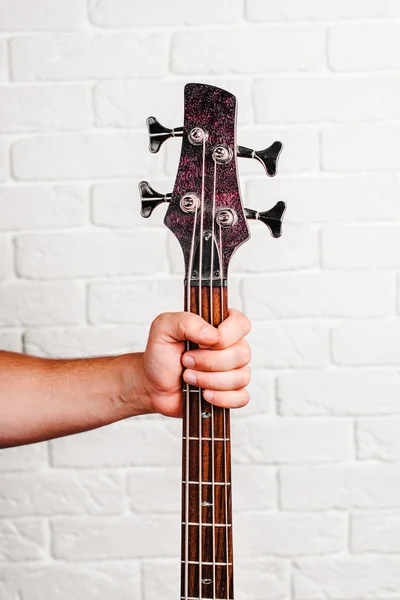 Mão segurando um pescoço de guitarra — Fotografia de Stock