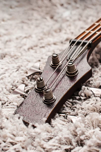 Hoofd van een electrische basgitaar — Stockfoto