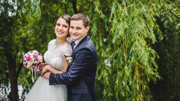 Жених и невеста позируют вместе — стоковое фото