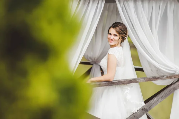 Невеста позирует на пирсе у озера — стоковое фото