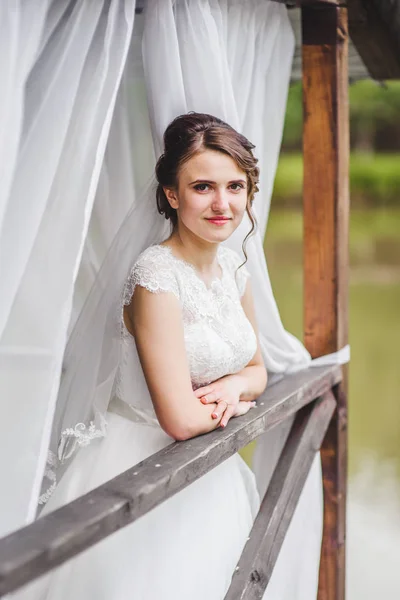 Bride posing on the pier at the lake — Stock Photo, Image