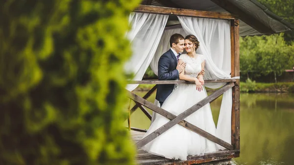 Matrimonio coppia posa sul molo — Foto Stock