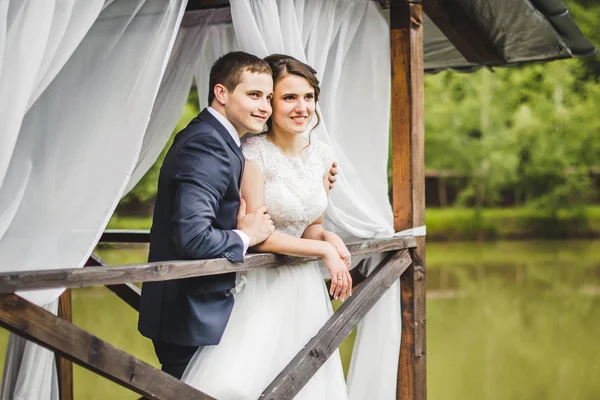 Hochzeitspaar posiert auf Pier — Stockfoto