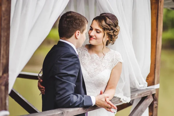 Hochzeitspaar posiert auf Pier — Stockfoto