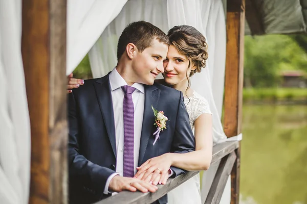 Hochzeitspaar posiert auf Pier — Stockfoto