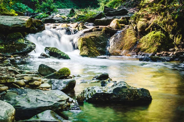 Cascata da vicino — Foto Stock