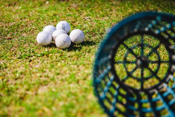 Klub golfowy i kule w trawie — Zdjęcie stockowe