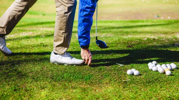 Golfplayer en een bal — Stockfoto