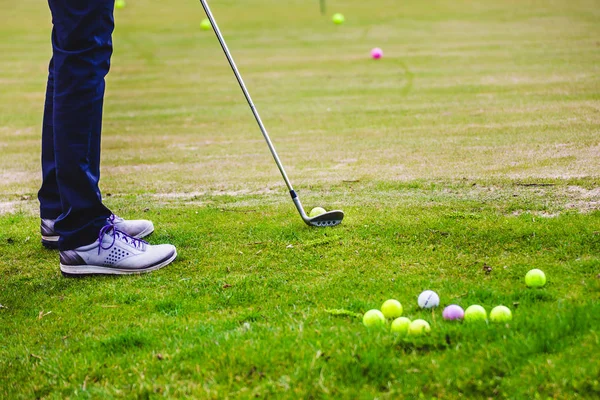 Golfspieler schlägt einen Ball — Stockfoto