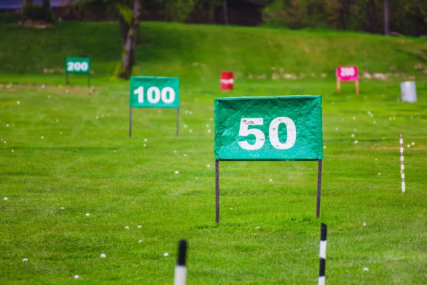 Werbeschilder im Driving Range — Stockfoto