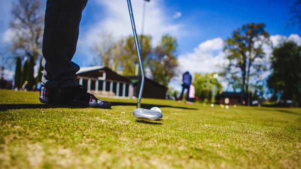 Golfspieler und ein Ball — Stockfoto