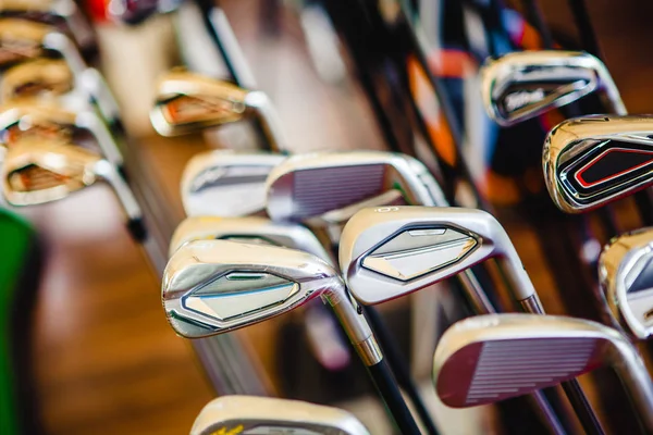 Eladó egy fényes fém golf klubok — Stock Fotó