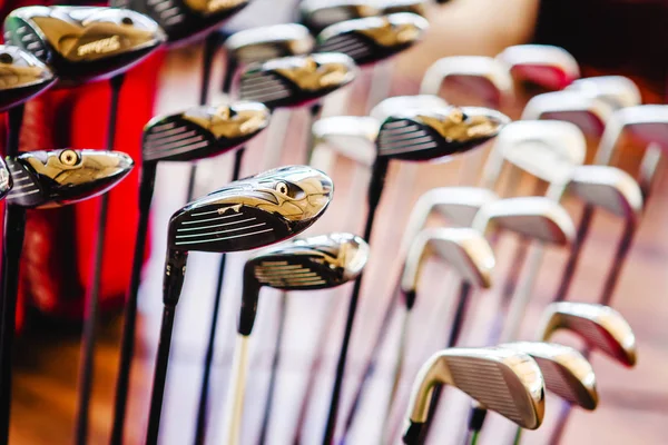 販売のための光沢のある金属製ゴルフクラブ — ストック写真