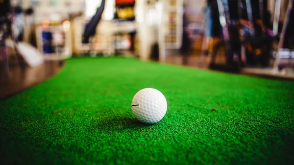 Golf club και μπάλα στο γρασίδι — Φωτογραφία Αρχείου