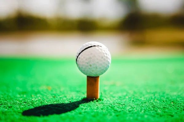 Golfball auf Tee — Stockfoto