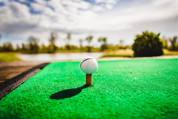 Golfball auf Tee — Stockfoto