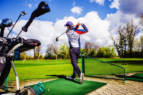 Golfplayer golpea una pelota Fotos de stock libres de derechos