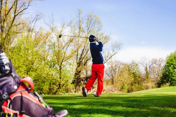 Golfplayer üt egy labdát Stock Fotó