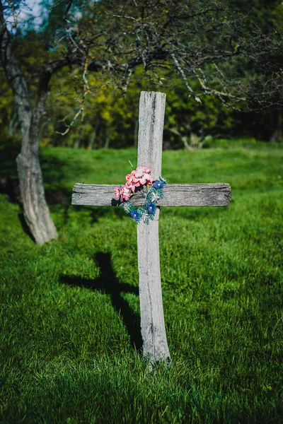 Деревянный крест в саду — стоковое фото
