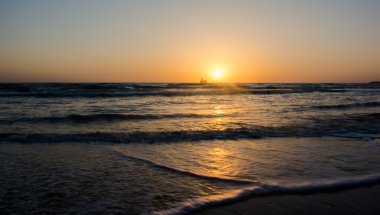 Denizde gün doğumu