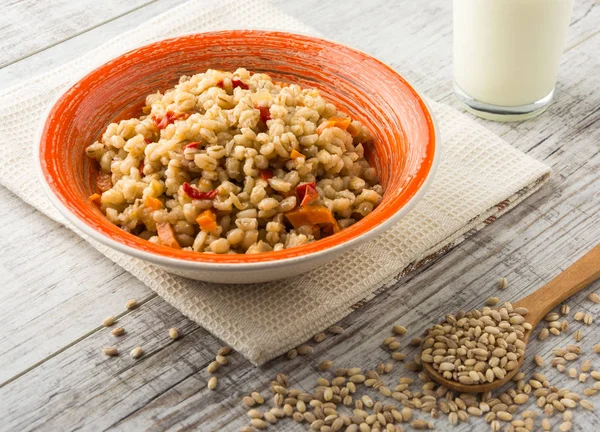 Bir seramik tabak sebze ile Pearl arpa yulaf lapası