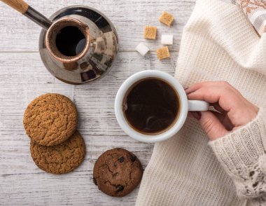 kadın içme kahve çerezler ile ana sayfa görünümü