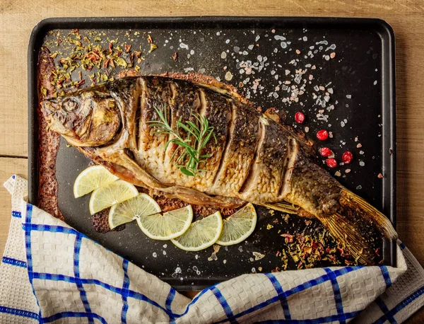 Baharat ile pişmiş sazan görünümü top