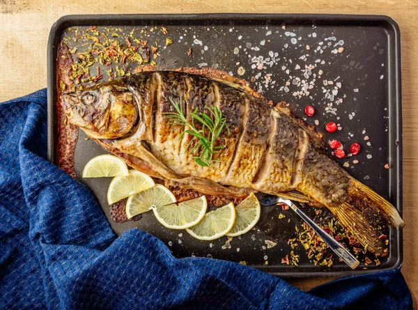 Baharat ile pişmiş sazan görünümü top