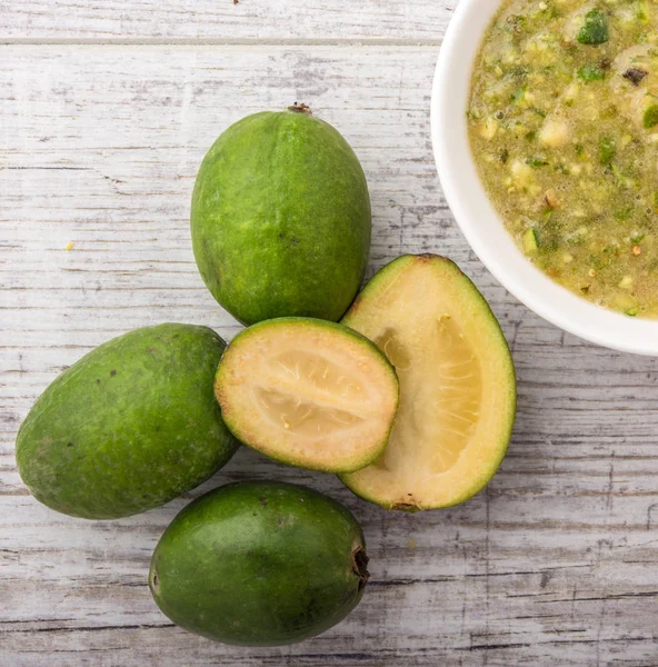 Feijoa ve feijoa üstten görünüm reçel