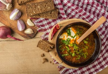 Ekşi krema ve ekmek ile Borsch çorbası. Üstten Görünüm