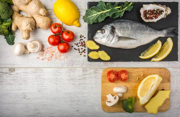 Рыба с овощами, лимоном и имбирем. Вид сверху — стоковое фото