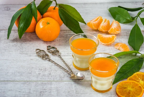 Panna cotta med tangarine marmelade - Stock-foto