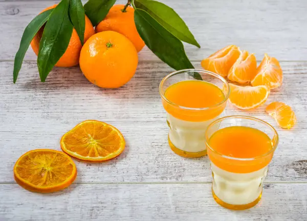 Panna cotta med tangarine marmelade - Stock-foto