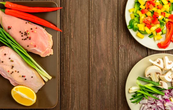 Tavuk fileto ve kızartma için hazırlanan sebzeler. Düz yatıyordu.