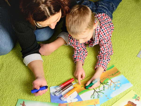 çocuk anne birlikte bir resim çizer
