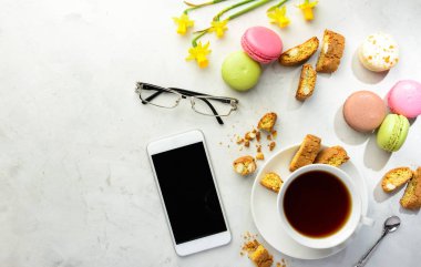 Kurabiye, kurabiye ve smartphone ile gözlük ile çay 