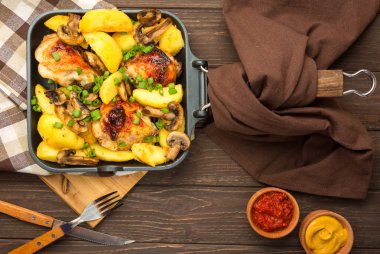 Fırında tavuk budu ve sebze yemek. 