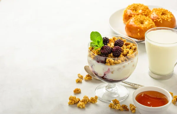 Desayuno de granola, bollos brioche, miel y leche — Foto de Stock