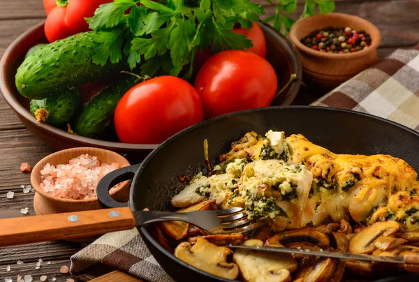 Ispanak ve peynirli fırında tavuk göğsü dolması 