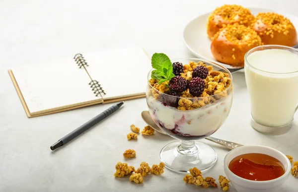 Desayuno de granola, bollos brioche, miel y leche  . — Foto de Stock